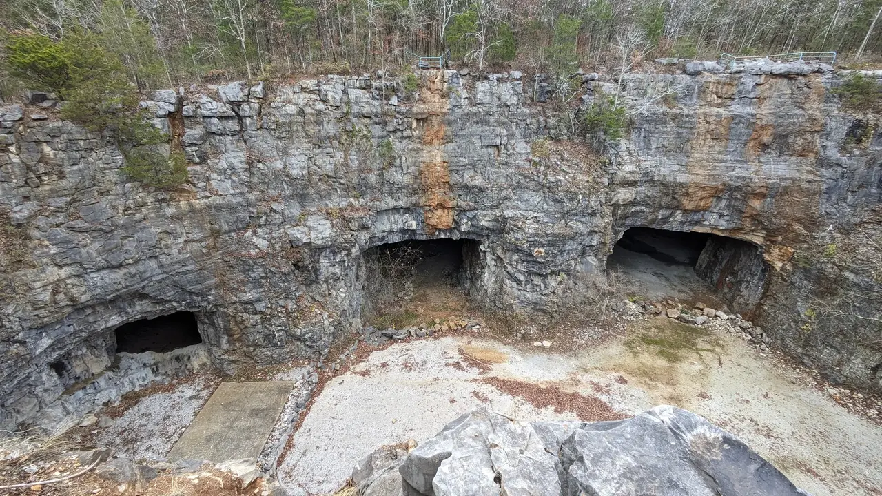 Best hiking trails in Huntsville Three Caves Trails